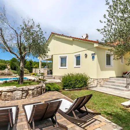 Sole- Ferienvilla Mit Eigenem Pool Bei Pula By Interhome Сasa de vacaciones *