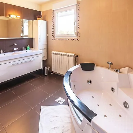 Sole- Ferienvilla Mit Eigenem Pool Bei Pula By Interhome *