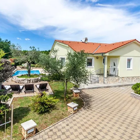 度假居 Sole- Ferienvilla Mit Eigenem Pool Bei Pula By Interhome *