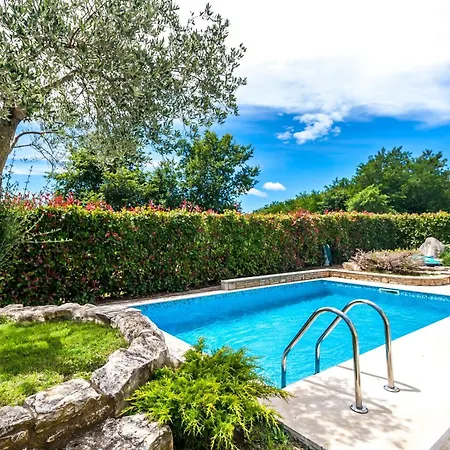 Sole- Ferienvilla Mit Eigenem Pool Bei Pula By Interhome 度假居