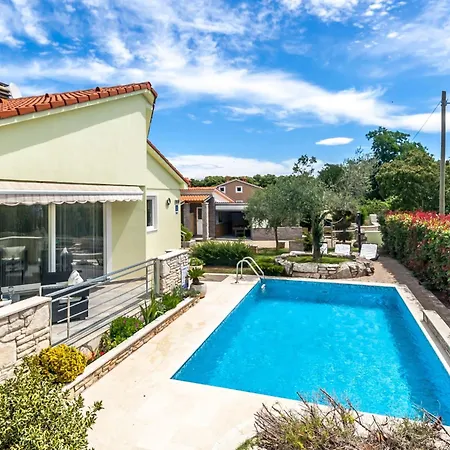 度假居 Sole- Ferienvilla Mit Eigenem Pool Bei Pula By Interhome