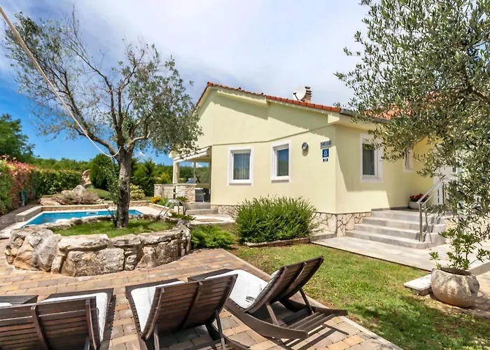 Sole- Ferienvilla Mit Eigenem Pool Bei Pula By Interhome 度假居 *