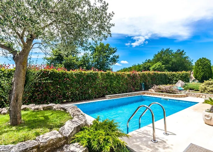 Sole- Ferienvilla Mit Eigenem Pool Bei Pula By Interhome 度假居