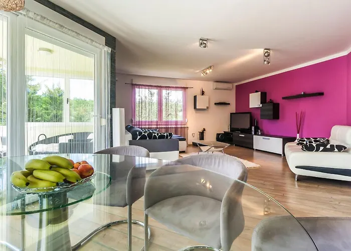 Sole- Ferienvilla Mit Eigenem Pool Bei Pula By Interhome Vikendica