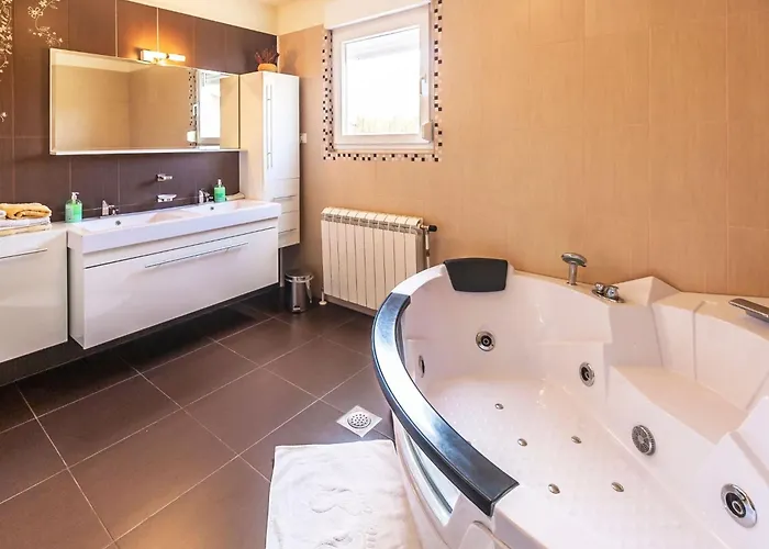 Sole- Ferienvilla Mit Eigenem Pool Bei Pula By Interhome *